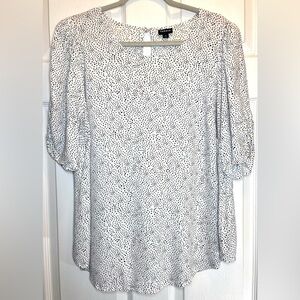 TORRID Women’s Plus Size White & Black Print Crepe‎ Ruched Sleeve Blouse 2X